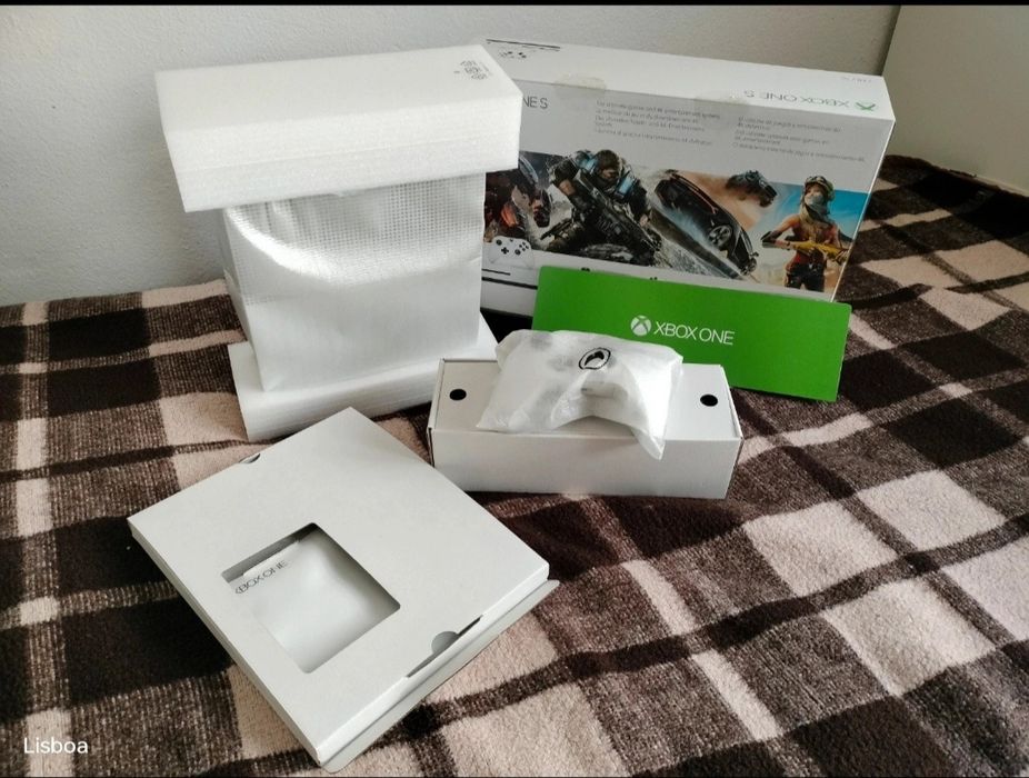 Xbox One 1TB impecável – como nova, com caixa, 1 comando e jogos incluídos