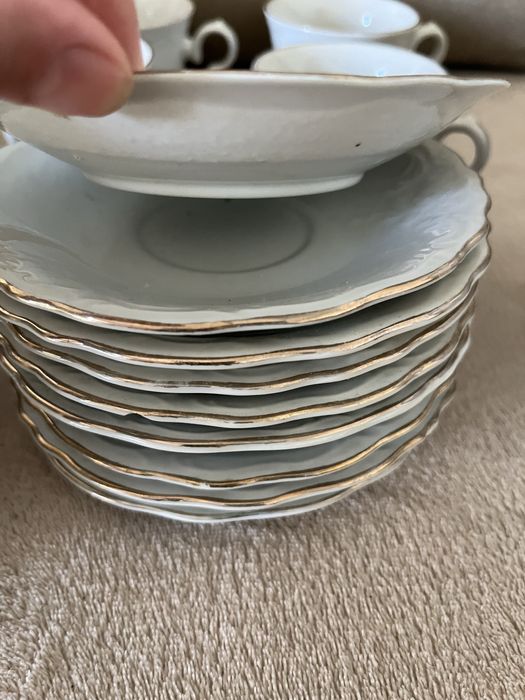 Um conjunto grande de pires (pratos pequenos) Decoração branca com relevo (estilo clássico/barroco leve) e rebordo dourado
