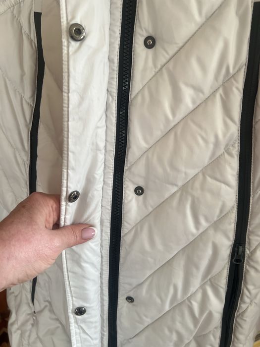 Продам женский пуховик, очень теплый с капюшоном.