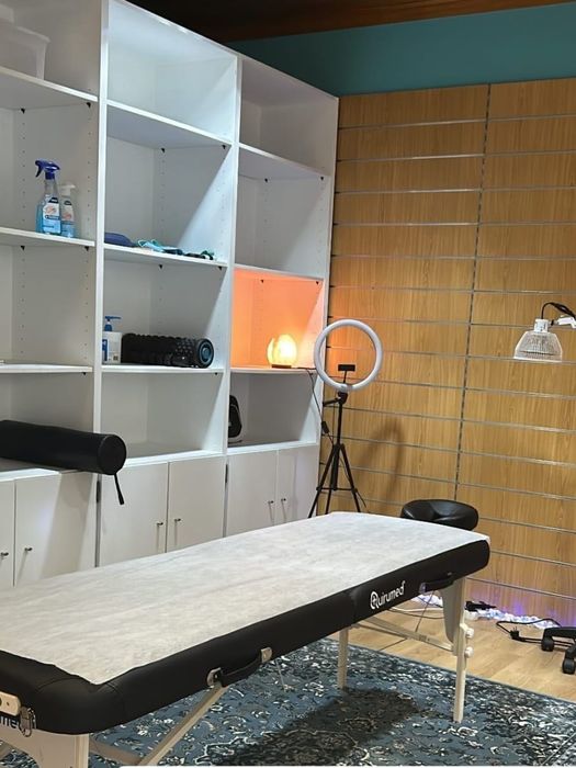 Spa de pés e massagens, drenagem e limpeza de pele.