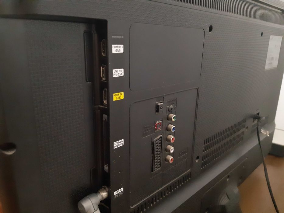 Televisão Samsung, diagonal 80cm, com comando, em bom estado