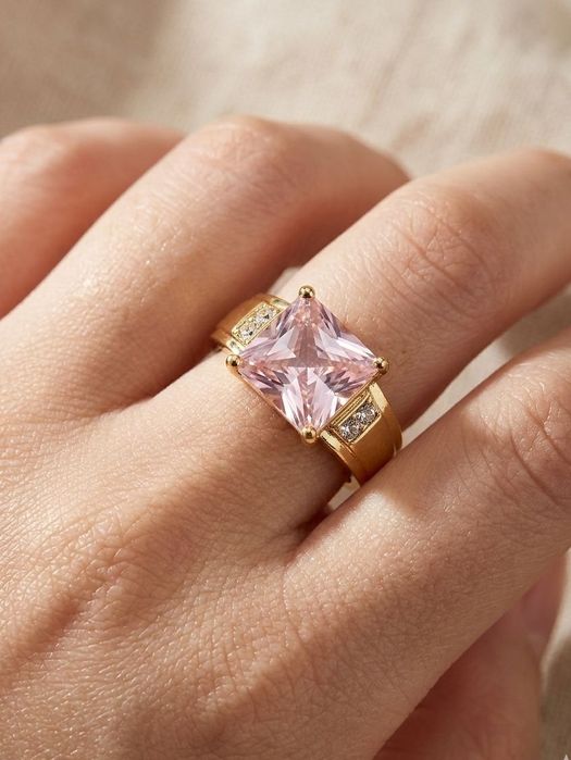 Ефектна каблучка з рожевим кристалом «Princess Cut»