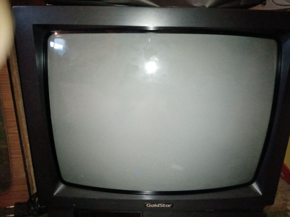 Agora tudo do anúncio €50, TV Sanyo + TV Elbe e um rádio + TV Goldstar