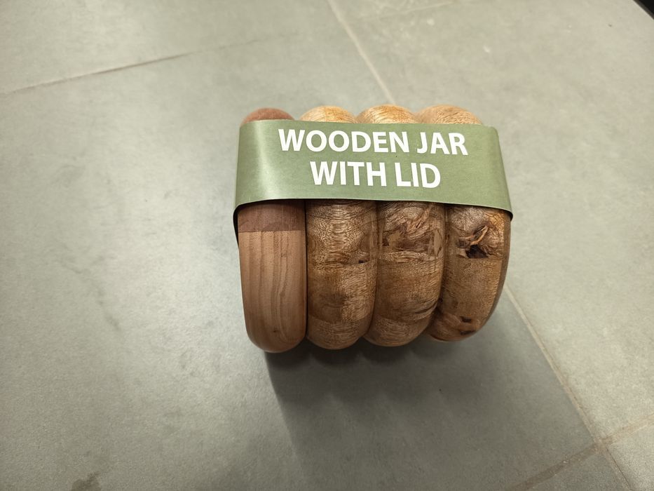 Nowa drewniana doniczka z pokrywką