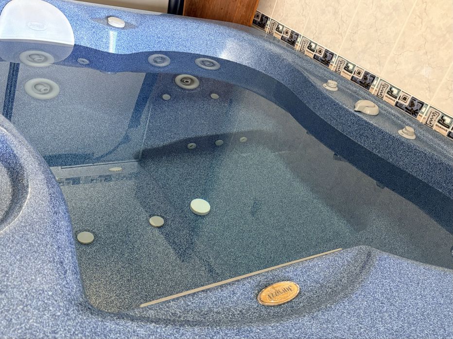 Excellente original Jacuzzi / Wirlpool  com pouco uso - com cobertura