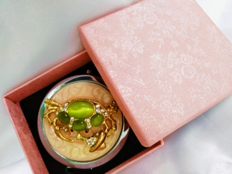 Дзеркальце косметичне "Краб" з стразами в подарунковій коробці