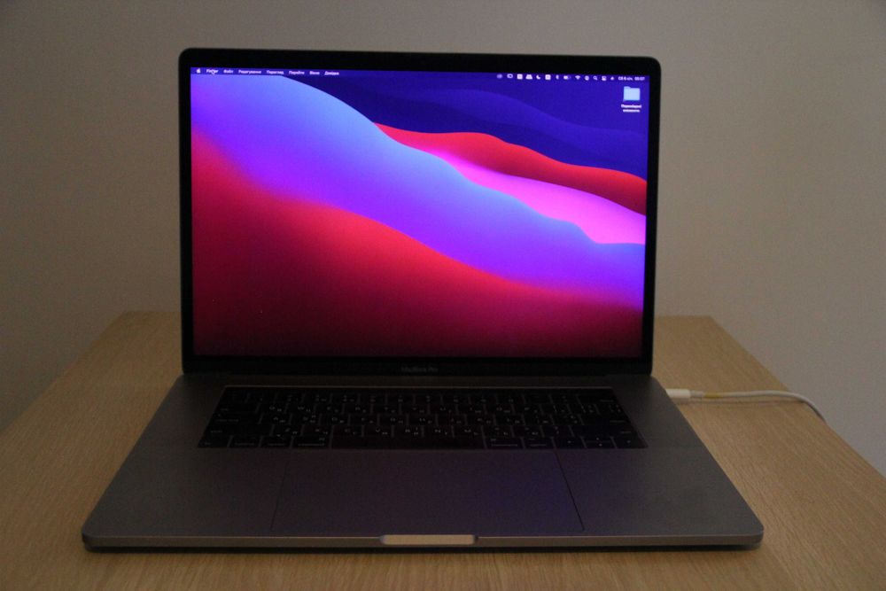 MacBookPro 15.4-inch Retina LED-backlit display with IPS; 2880 by 1800