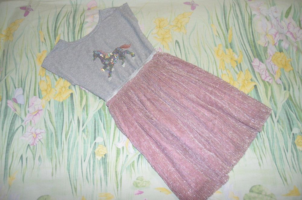 Красивое платье с лошадкой