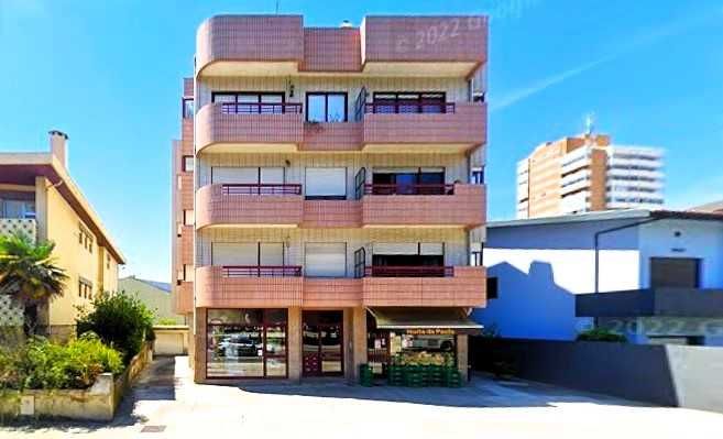 Arrenda-se T2 com garagem, perto da praia!