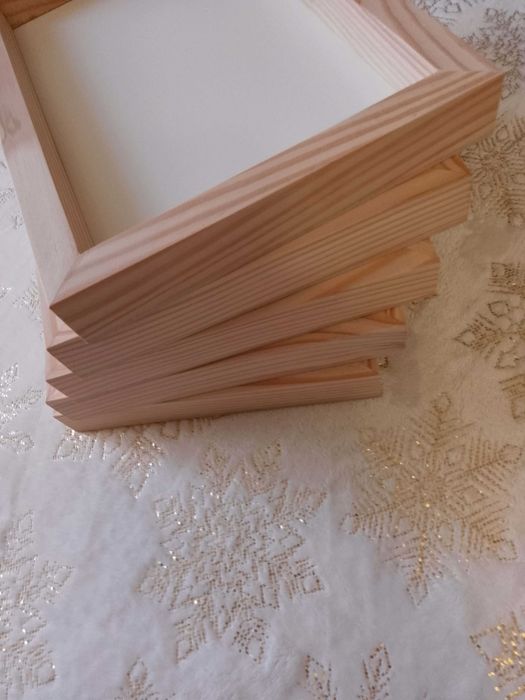 Ramka drewniana niemalowana z białym tłem 20 x 30 x 3 cm do makramy.