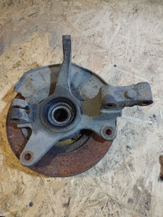 Поворотный кулак на Mazda 626 (левый)