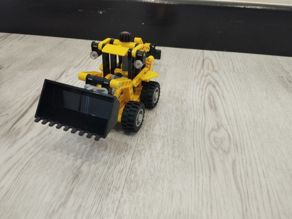 Zestaw klocków Lego technic 42197 mała  koparka