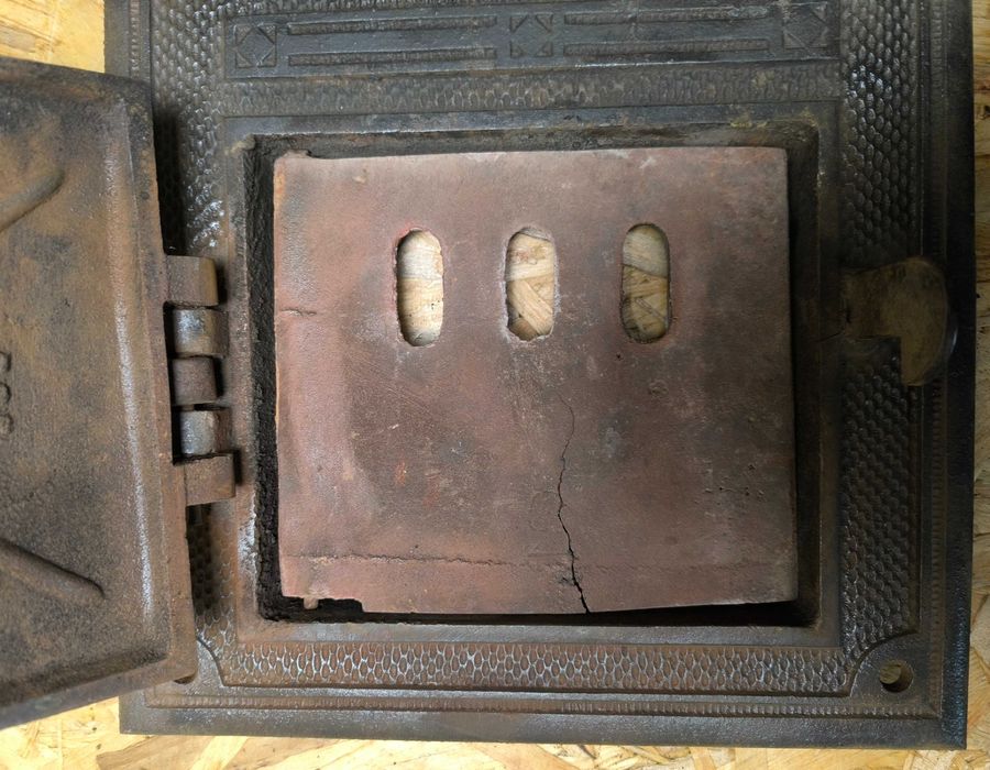 Stare żeliwne drzwiczki od pieca kaflowego