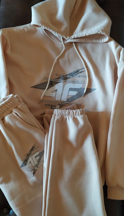 Продам прогулочный  костюм. Теплый.