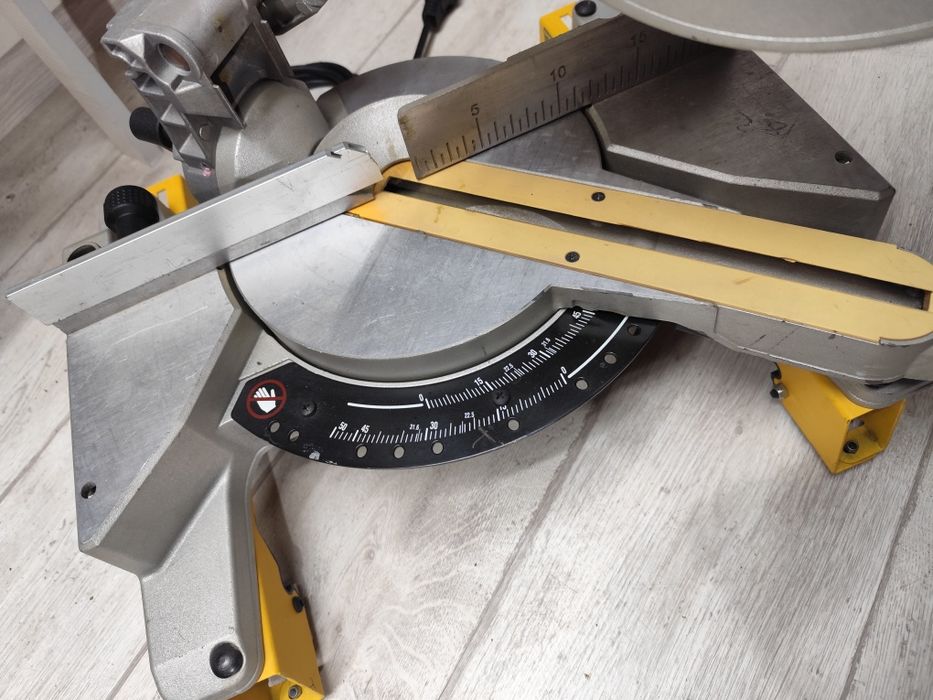 Вживане  DeWalt DW777 торцювальна пила Деволт оригінал