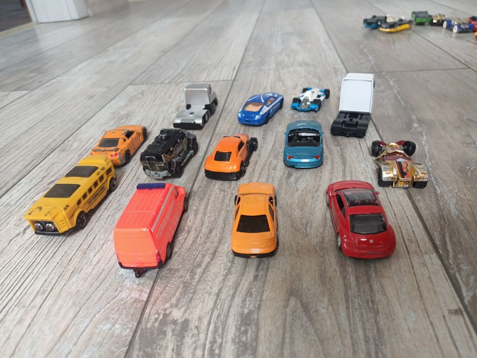 Zestaw 12 aut metalowych hot wheels welly