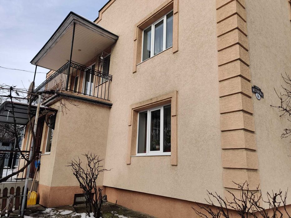 Продається двоповерховий капітальний будинок, район Роші