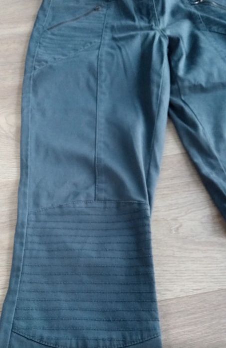 Wygodne spodnie, ozdobne naszywki