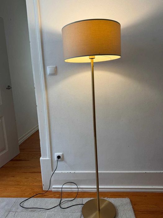 Candeeiro de pé latão Ikea com abajur bege