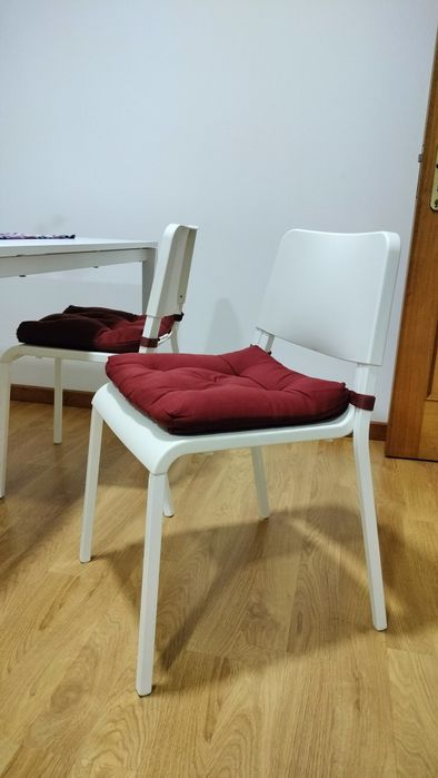 Conjunto mesa, 4 cadeiras e almofadas de assento
