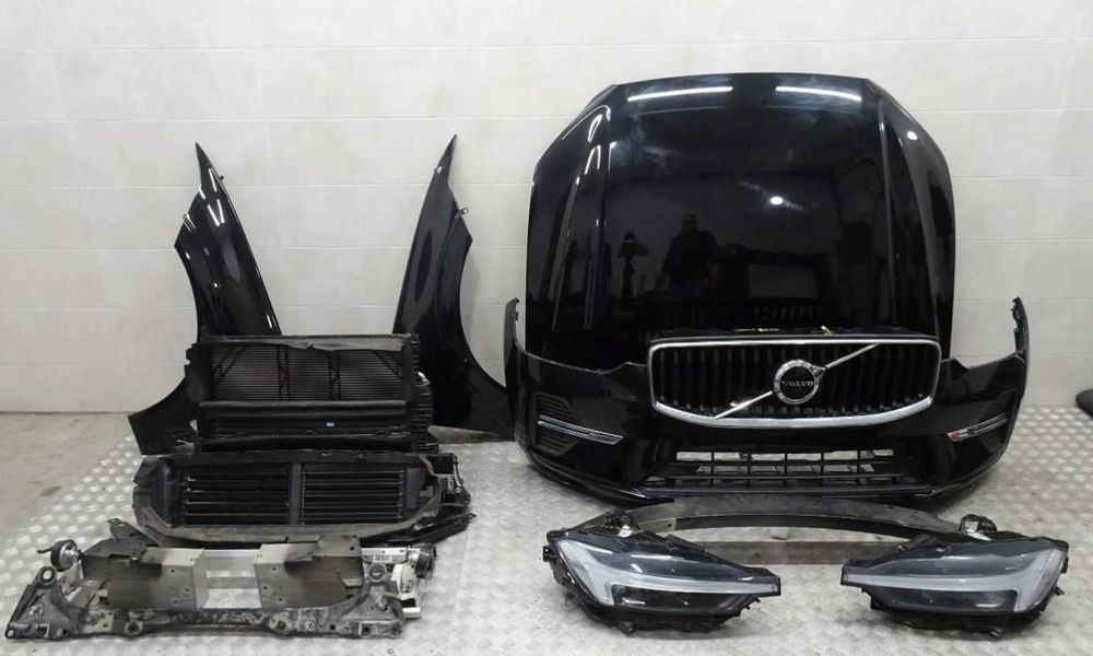 Передній бампер Volvo XC60 Комплектний перід з фарами.