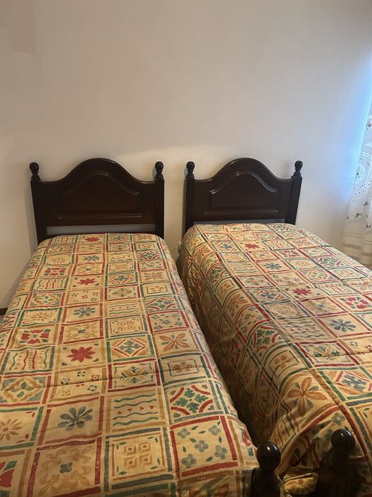Duas camas individuais em ótimo estado, com colchões incluídos