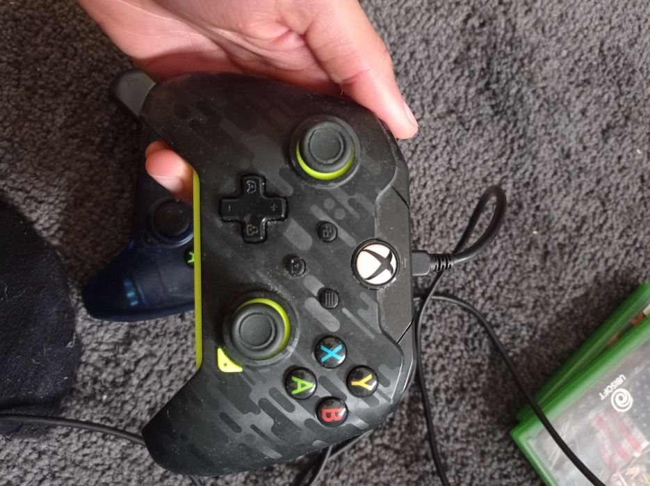 Xbox One + 2 jogos + 2 comandos