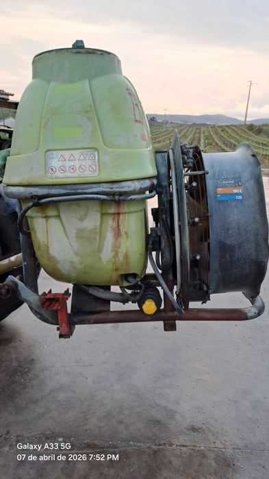 Várias alfaias agricolas, vendo em conjunto ou separado