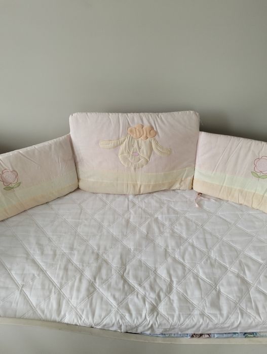 Ochraniacz do łóżeczka dla dziewczynki