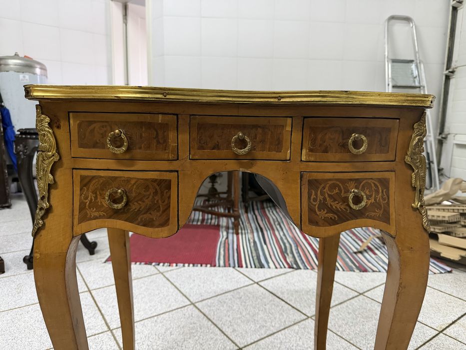 Mesa consola clássica em madeira com marchetaria e bronzes