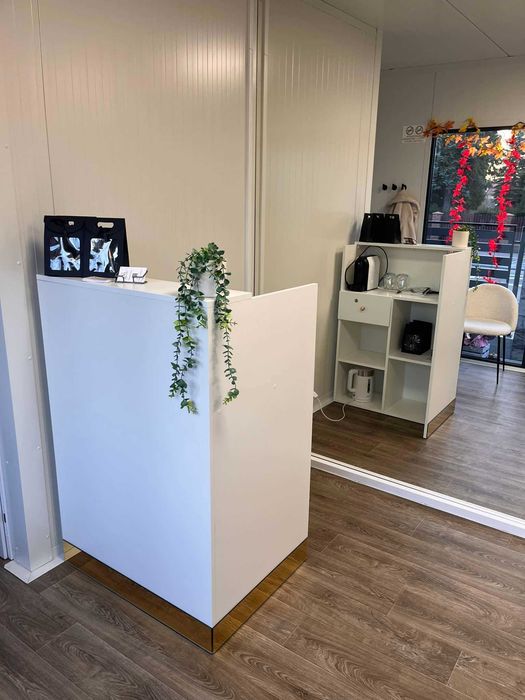 Recepcja kosmetyczna fryzjerska lada recepcyjna lamele biało złota