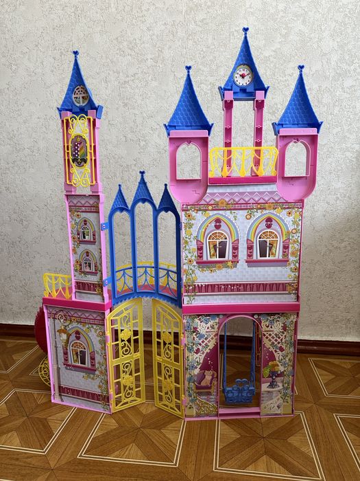 Замок із лялькою Барбі