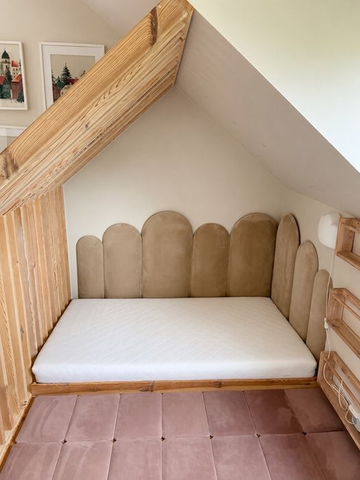 Łóżko dziecięce domek 90×160 z materacem FDM i panelami – lite drewno