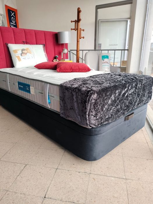 Vendo  Cama com Colchão Novos .