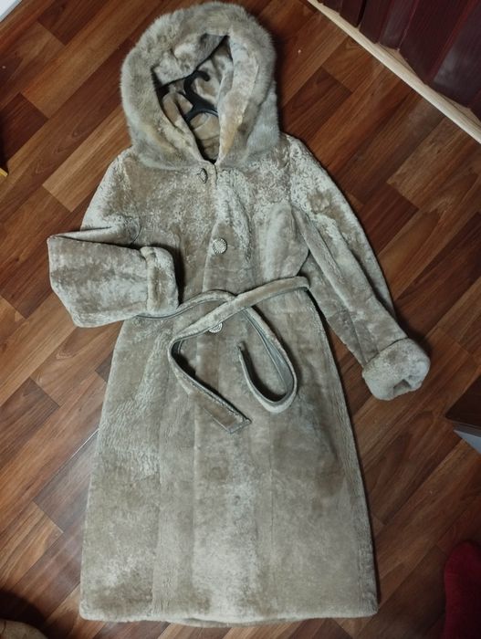 Шуба из мутона с капюшоном