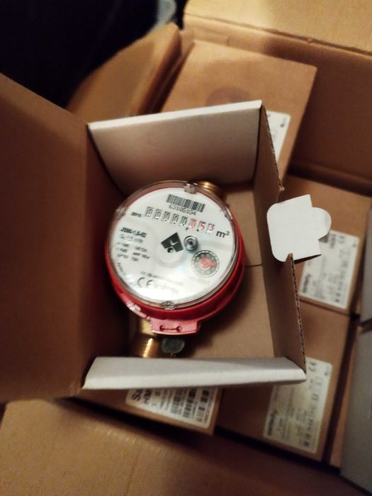 Wodomierz ciepłej wody Apator.