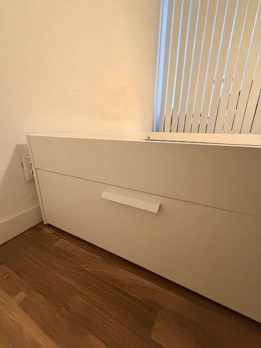 Cama de casal com 4 gavetas