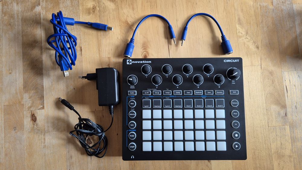 NOVATION CIRCUIT groovebox, perkusja, sekwencer, sampler