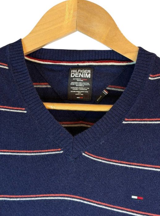 Sweter w serek Tommy Hilfiger granatowy paski logo m