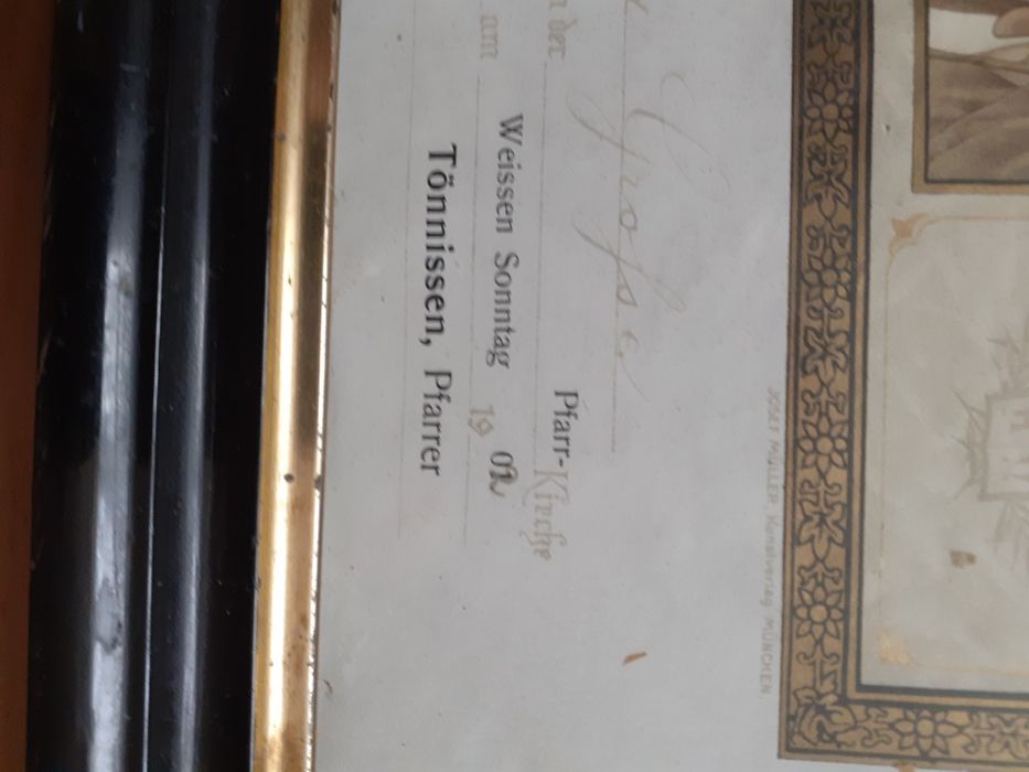Pamiątka komunii świętej  1902 r w ramie za szybą .
