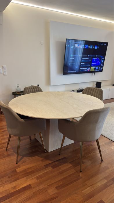 Mesa de jantar EM MARMORE de até 8 lugares