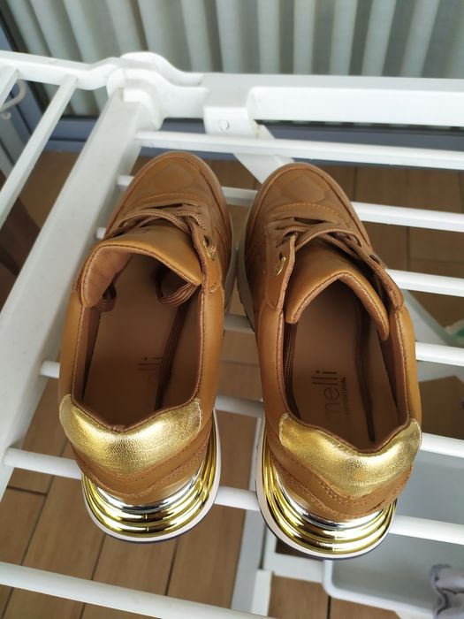 Sapatilhas em pele 38 (20€ os 2 pares)