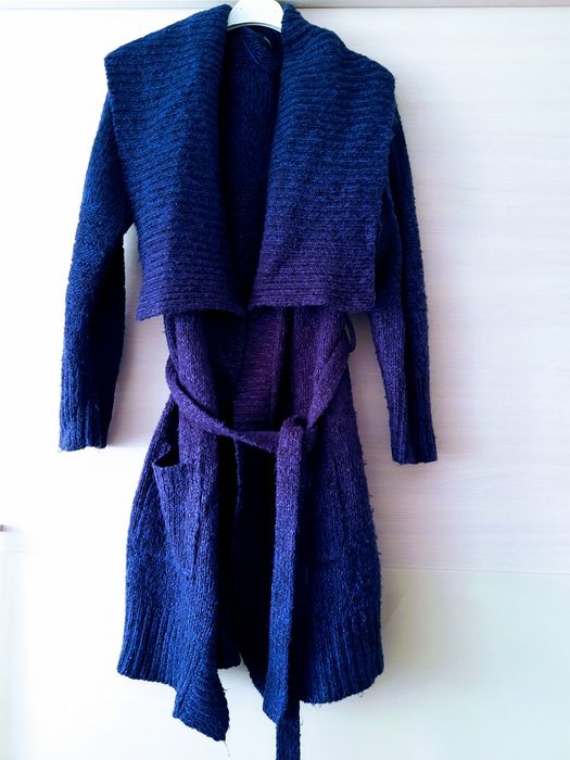 Długi sweterek damski wiązany