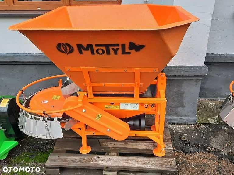 Rozsiewacz MOTYL POM Augustów piaskarka posypywarka solarka piasku sól
