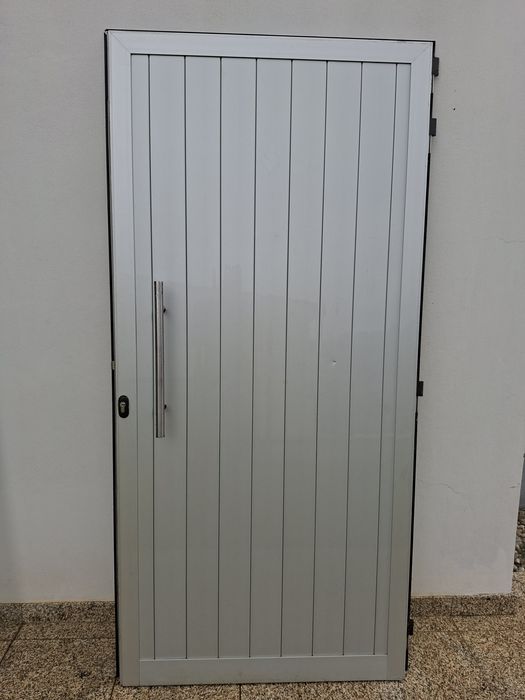 Porta entrada em alumínio com vitral