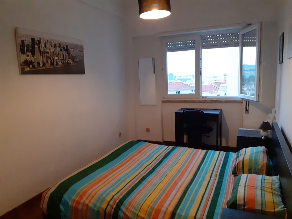 Cama Ikea 200x177 com estrado