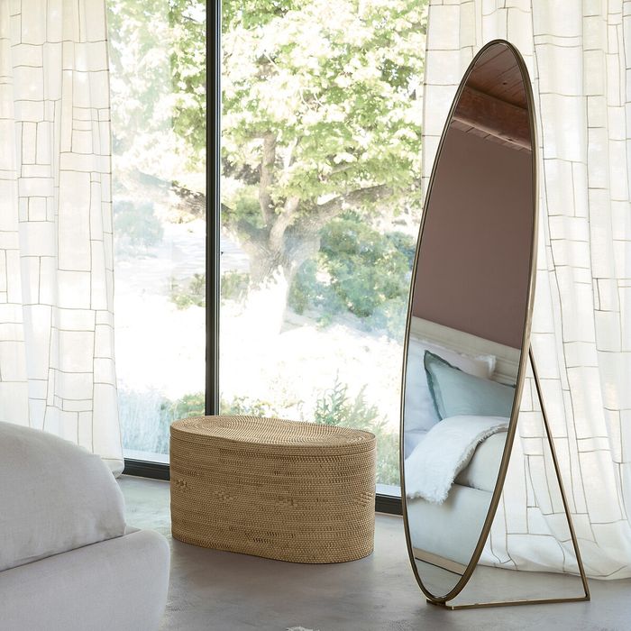 Espelho oval, em metal, alt. 169,5cm Koban