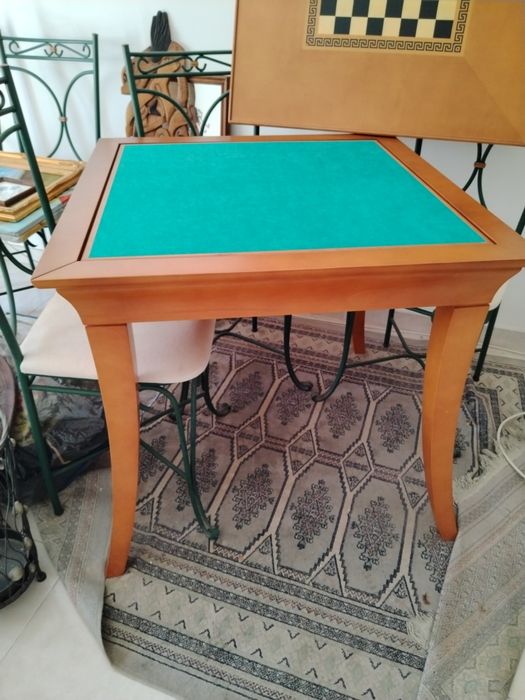 Mesa de jogo em madeira