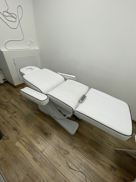 Косметологічна електрична кушетка Calissimo Liam 3 двигуна біла