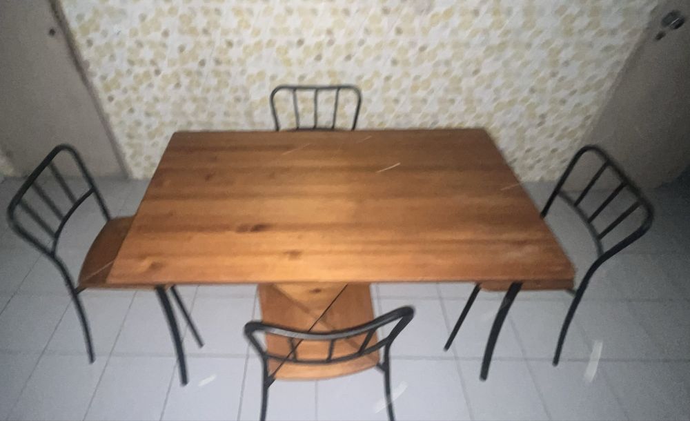Mesa de cozinha com 4 cadeiras como nova
